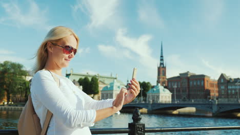 Eine-Frau-Mit-Sonnenbrille-Ruht-Auf-Dem-Stockholmer-Uferfeiertag-In-Europa-Konzept-4k-Video