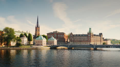 Die-Schöne-Stadtlinie-Von-Stockholm-Die-Gebäude-Und-Die-Brücke-Spiegeln-Sich-Im-Wasser-4k-Vide