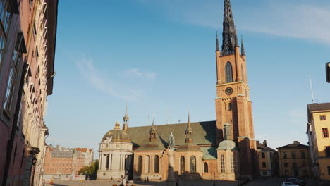Vista-De-La-Famosa-Iglesia-Con-Una-Aguja-De-Hierro-En-Estocolmo-Video-4k