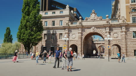 Bogen-Des-Parlaments-Und-Die-Berühmte-Drottninggatan-Straße-In-Stockholm-Beliebter-Ort-Bei-Touristen