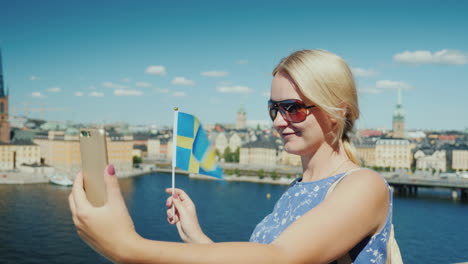 Ein-Glücklicher-Tourist-Mit-Der-Schwedischen-Flagge-Fotografiert-Sich-Vor-Der-Kulisse-Von-Stockholm.