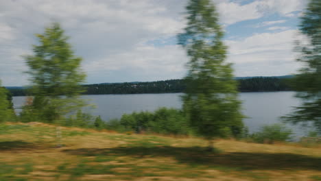 Reisen-Sie-Entlang-Einer-Malerischen-Straße-Entlang-Eines-Sees-In-Schweden-4k-Videok