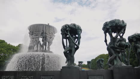 Skulpturenpark-Gustav-Vigeland-Regenwetter-Viele-Touristen-Gehen-Unter-Den-Sonnenschirmen-Im-Park