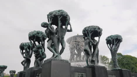 Skulpturenpark-Gustav-Vigeland-Regenwetter-Viele-Touristen-Gehen-Unter-Den-Sonnenschirmen-Im-Park