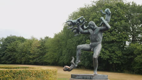 Skulptur-Eines-Mannes,-Der-Mit-Babys-Jongliert-Eine-Interessante-Komposition-Im-Skulpturenpark-Von-Gusta