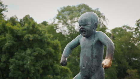 Skulptur-Eines-Mannes,-Der-Mit-Babys-Jongliert-Eine-Interessante-Komposition-Im-Skulpturenpark-Von-Gusta