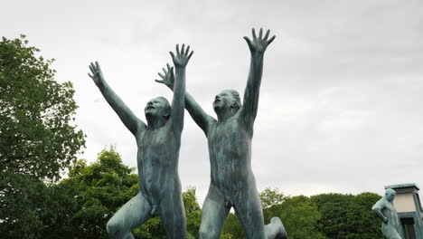 Statue-Von-Zwei-Jungen-Stürzen-Die-Hände-Hoch