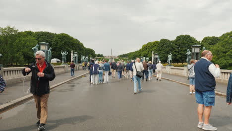 Parque-De-Esculturas-Gustav-Vigeland-Caminar-Por-Una-Amplia-Avenida-A-Lo-Largo-De-Una-Serie-De-Esculturas-En-El-Directio