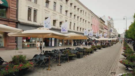 Ein-Blick-Entlang-Der-Karl-Johans-Straße-In-Der-Nähe-Des-Königlichen-Palastes-Viele-Cafés-Und-Tische-Mit-Schirmen-O
