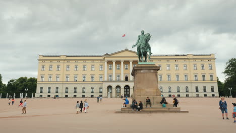 Prächtiges-Gebäude-Des-Königlichen-Palastes-In-Oslo-Touristen-Laufen-In-Der-Nähe