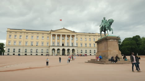 Prächtiges-Gebäude-Des-Königlichen-Palastes-In-Oslo-Touristen-Laufen-In-Der-Nähe