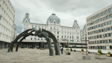 Modern-Installation-Sculpture-In-The-Shape-Of-A-Spider-In-The-Center-Of-Oslo