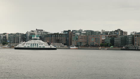 La-Gente-Pasea-Por-El-Edificio-Del-Parlamento-En-Oslo