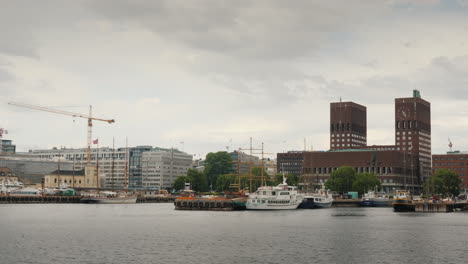 Menschen-Schlendern-Durch-Das-Parlamentsgebäude-In-Oslo