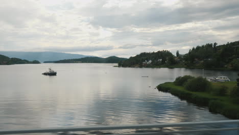 Reisen-Sie-Durch-Norwegen-Am-Ufer-Eines-Wunderschönen-Sees-Entlang-Ein-Blick-Aus-Einem-Autofenster