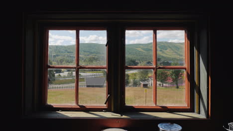 Blick-Durch-Ein-Altes-Vintage-Fenster-Auf-Eine-Wunderschöne-Landschaft-In-Norwegen-Sommerreise-Nach-Skandinavien-Con
