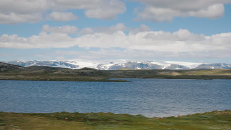 Fahren-Sie-Entlang-Der-Wunderschönen-Landschaft-Norwegens-In-Der-Ferne-Können-Sie-Berge-Und-Einen-Gletscher-Sehen