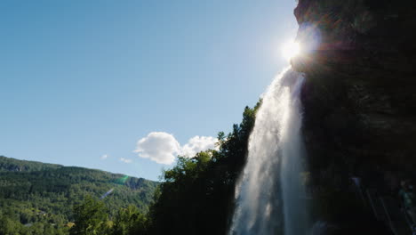 Die-Sonne-Scheint-Durch-Den-Wasserfall-Steinsdalsfossen-In-Norwegen-4k-Video