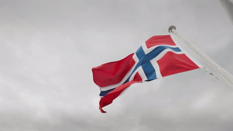 Flagge-Von-Norwegen-Flattert-über-Einer-Stürmischen-Himmelkreuzfahrt-Auf-Den-Fjorden-Von-Norwegen-4k-Video