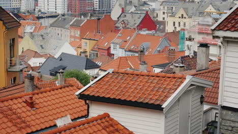 Die-Dächer-Der-Alten-Bergen-Eine-Beliebte-Touristenstadt-In-Norwegen-4k-Video