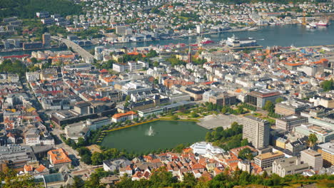 Ein-Blick-Auf-Die-Stadt-Bergen-Unten-Sind-Die-Marinas-Und-Große-Kreuzfahrtschiffe-4k-Video