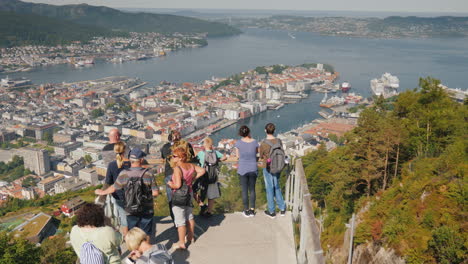 Un-Grupo-De-Turistas-Admira-La-Hermosa-Vista-De-La-Ciudad-De-Bergen-En-Noruega-Toma-Fotos-Turismo