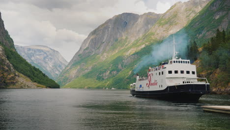 Kreuzfahrtschiff-Mit-Touristen-Nähert-Sich-Dem-Ufer-Vor-Dem-Hintergrund-Des-Malerischen-Fjords-In-Norwegen