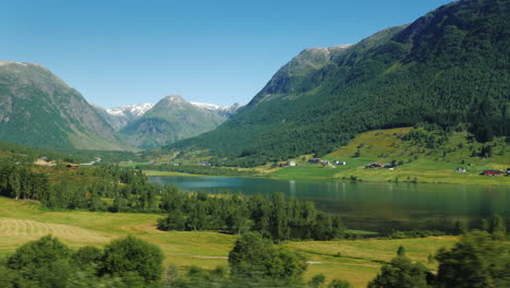 Gehen-Sie-Entlang-Der-Brücke-Durch-Den-Malerischen-Fjord-In-Norwegen-Blick-Aus-Dem-Autofenster-4k-Video