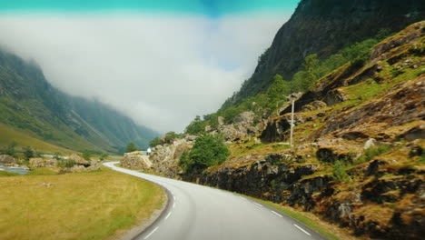 Fahren-Sie-Entlang-Der-Malerischen-Straße-Zwischen-Den-Bergen-Norwegens-Aus-Der-Ego-Perspektive