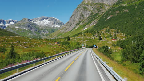 Fahren-Sie-Entlang-Der-Malerischen-Straße-Zwischen-Den-Bergen-Norwegens-Aus-Der-Ego-Perspektive