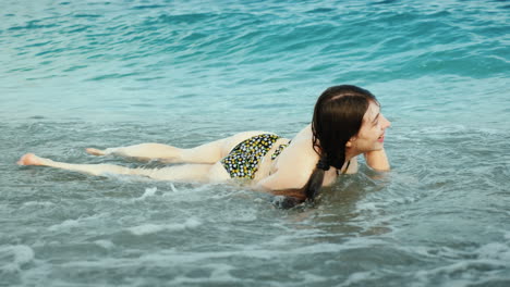 Ein-Aktiver-Urlaub-Ein-Hübsches-Mädchen-Im-Bikini-Vergnügt-Sich-Am-Strand-Große-Wellen-Plätschern