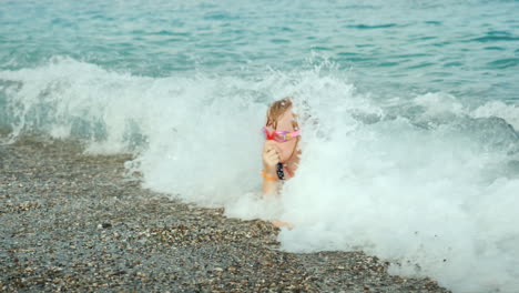 Lustiges-Mädchen,-Das-Spaß-Im-Wasser-Der-Brandung-Hat,-Rest-Auf-Dem-Meerkonzept-Zeitlupenvideo-Concept