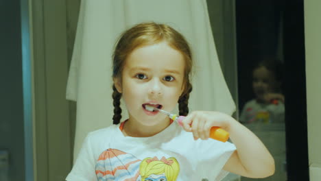 Gesunde-Zähne-Von-Klein-Auf-Ein-Kleines-Kind-Putzt-Seine-Zähne-Vor-Dem-Zubettgehen