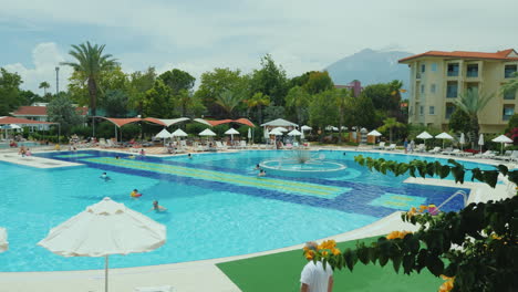 Gepflegtes-Gelände-Mit-Schwimmbad-In-Einem-Türkischen-Hotel-Alles-Für-Eine-Angenehme-Erholung-Auf