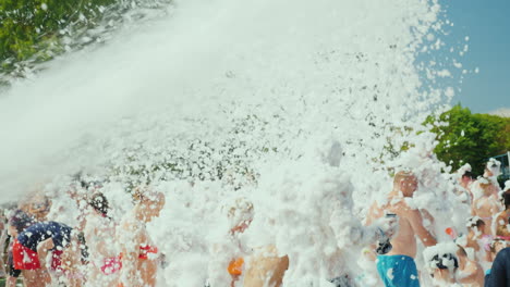 Un-Grupo-De-Turistas-Se-Divierte-En-Una-Fiesta-En-La-Playa-Con-Entretenimiento-De-Espuma-En-Turquía