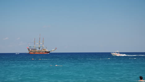 El-Mar-Negro-Cerca-De-Kemer:-Un-Estilizado-Barco-Pirata-Y-Lanchas-A-Motor,-Todo-Para-El-Entretenimiento-De-Los-Turistas