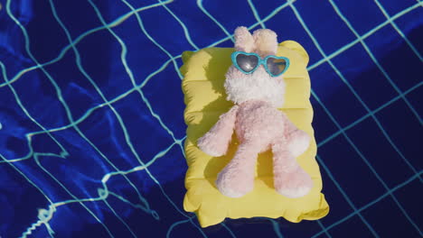 Hase-Hipster-Ruht-Im-Resort-Schwimmt-Auf-Einer-Aufblasbaren-Matratze-Darauf-Sonnenbrille-4k-Video