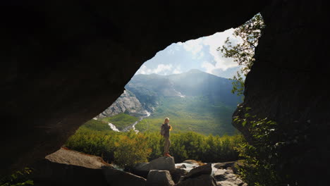 Ein-Einsamer-Reisender-Allein-Mit-Der-Herrlichen-Natur-Norwegens---Ein-Tal-Umgeben-Von-Felsen-Und-Wasser