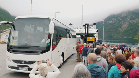 Busse-Autos-Und-Touristen-Verlassen-Die-Fähre-Am-Ufer-Des-Fjords-Eine-Gruppe-Von-Anderen-Menschen-Und-Transp