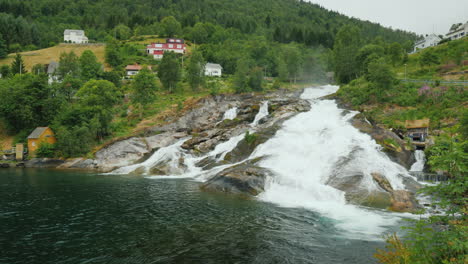 Schöner-Wasserfall-Im-Dorf-Flam-In-Norwegen-4k-Video