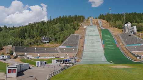 Complejo-Deportivo-Con-Trampolín-Donde-Los-Atletas-Compitieron-En-Las-Olimpiadas-De-Invierno-En-1994