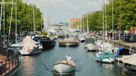 A-Lively-Canal-With-The-Movement-Of-Yachts-And-Sightseeing-Boats