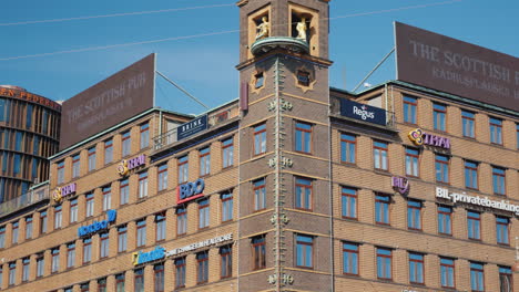 Riesenthermometer-Und-Zwei-Statuen-Auf-Einem-Bürogebäude-Im-Zentrum-Von-Kopenhagen-Bei-Regenwetter
