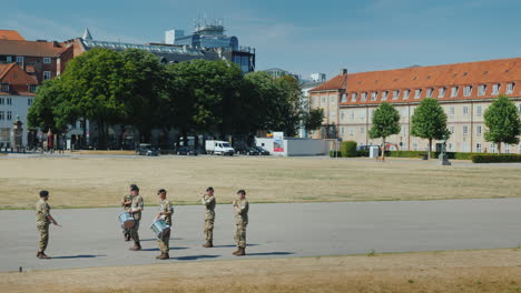 La-Banda-Militar-Ensaya-En-La-Plaza-Cerca-Del-Palacio-De-Rosenborg-En-Copenhague
