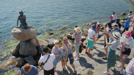 Eine-Menge-Touristen-Wird-In-Der-Nähe-Der-Berühmten-Statue-Der-Kleinen-Meerjungfrau-In-Kopenhagen-Fotografiert