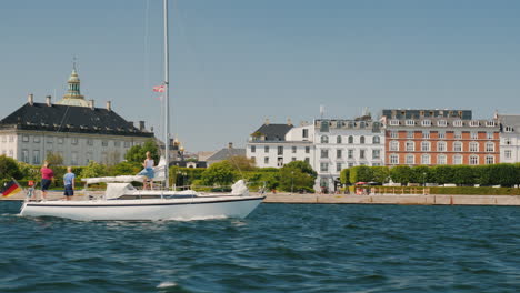 Die-Yacht-Mit-Der-Flagge-Von-Deutschland-Segelt-Vor-Dem-Hintergrund-Der-Stadtlinie-Euro-trip-Von-Kopenhagen