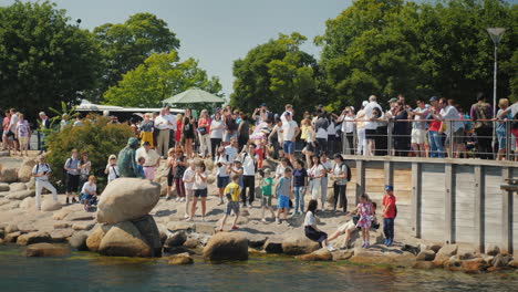 Eine-Menge-Touristen-Wird-In-Der-Nähe-Der-Berühmten-Statue-Der-Kleinen-Meerjungfrau-In-Kopenhagen-Fotografiert