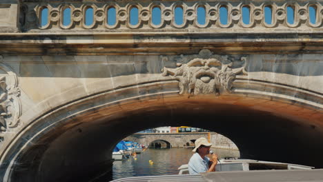 Das-Sightseeing-Boot-Fährt-Unter-Einer-Schönen-Alten-Brücke-Durch-Die-Kanäle-Von-Kopenhagen