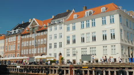 Tour-Durch-Die-Kanäle-Von-Kopenhagen-Ein-Boot-Mit-Touristen,-Die-Auf-Einem-Schmalen-Kanal-Segeln