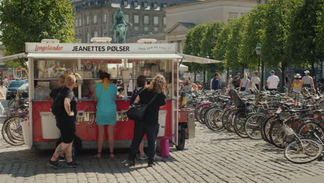 Snack-Bar-Móvil-En-La-Calle-De-Copenhague-Cerca-Hay-Una-Cola-De-Compradores